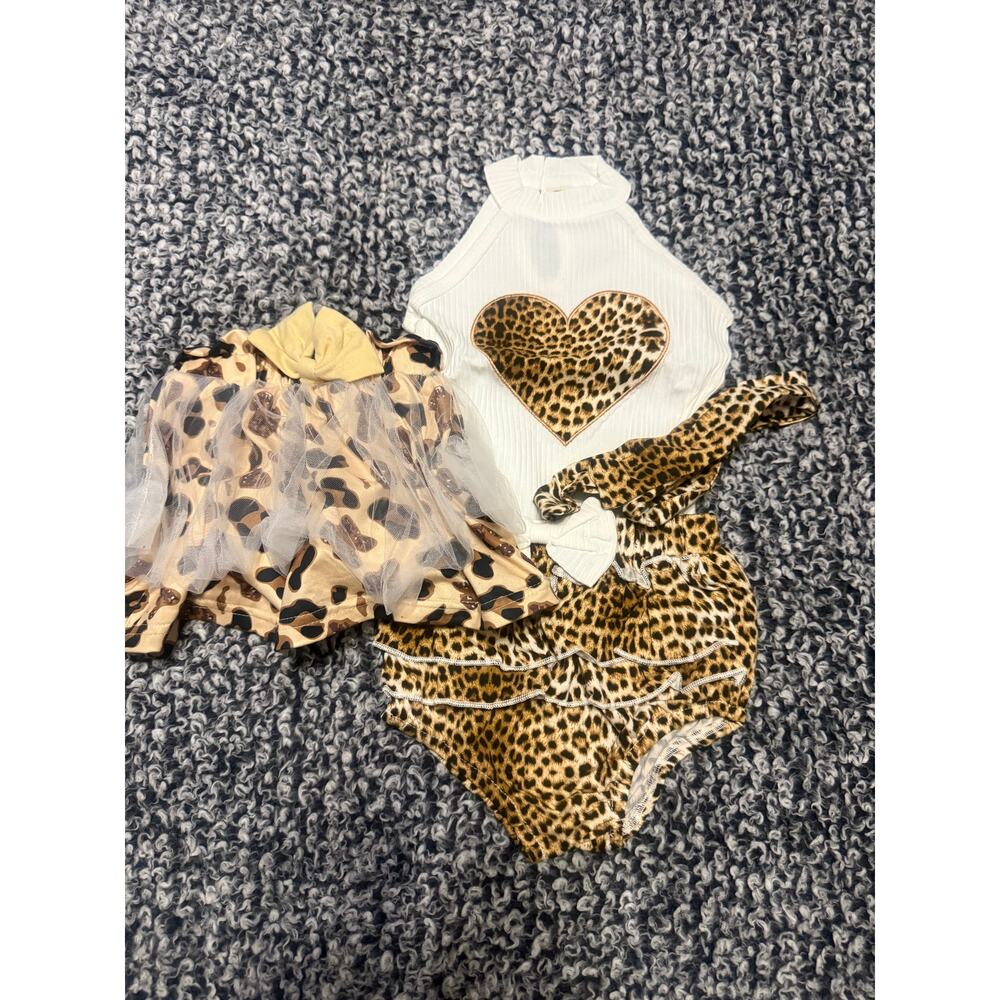 Three piece girls outfit. NIB. Size 80 (9-12 month). So Cute